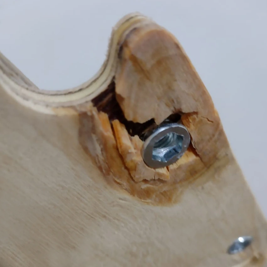 Detalle de una unión de madera durante una prueba de resistencia