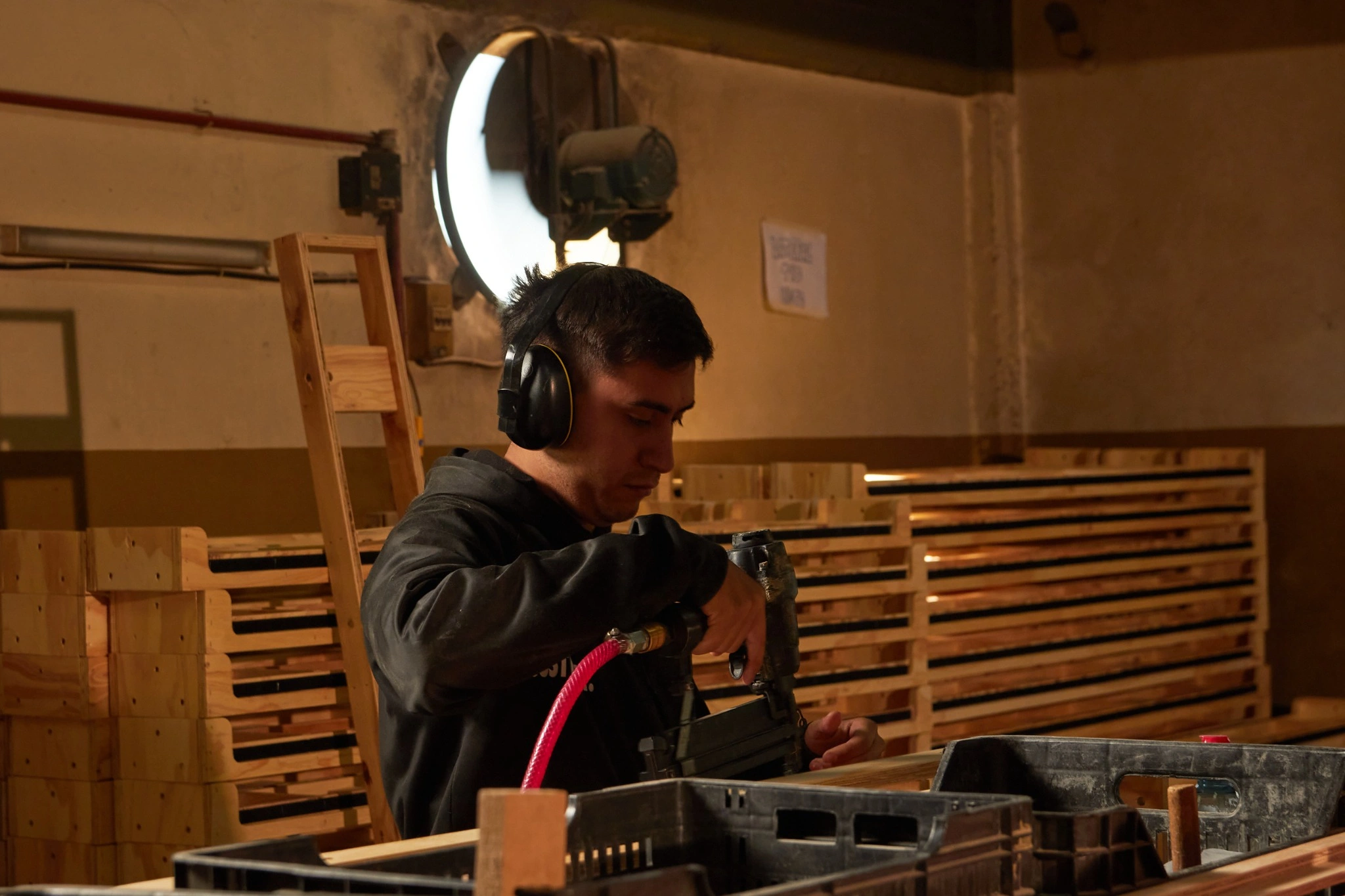 Fabricación de componentes del sommier en el taller