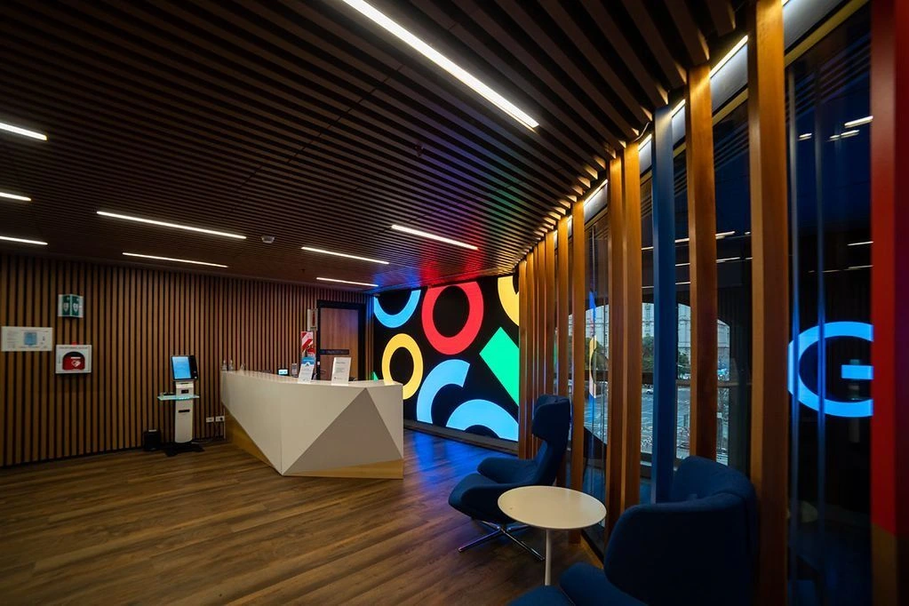 Mobiliario del sector de café en las oficinas de Google en Puerto Madero