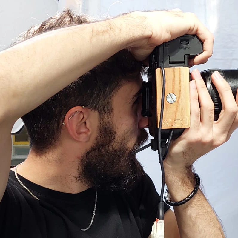 Wood Grip instalado en una cámara fotográfica